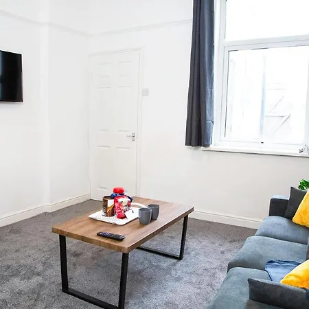 Stylish And Spacious 3-bed House In With Free Wifi By Amazing Spaces Relocations Ltd Holiday home