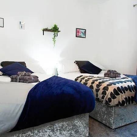 Stylish And Spacious 3-bed House In With Free Wifi By Amazing Spaces Relocations Ltd *