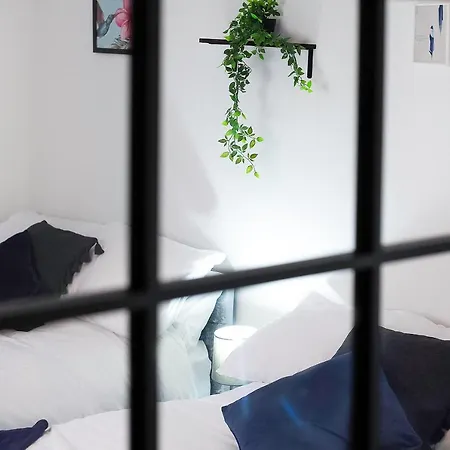 Stylish And Spacious 3-bed House In With Free Wifi By Amazing Spaces Relocations Ltd *