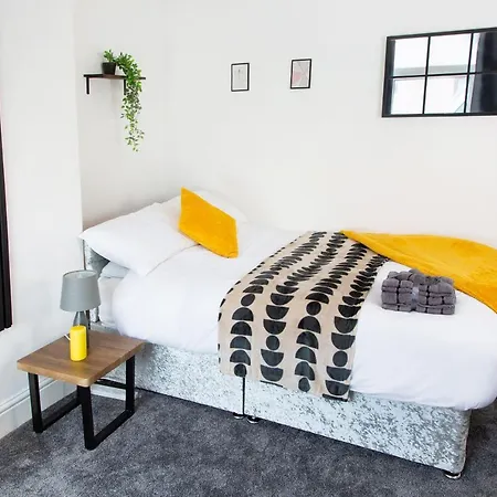 Stylish And Spacious 3-bed House In With Free Wifi By Amazing Spaces Relocations Ltd