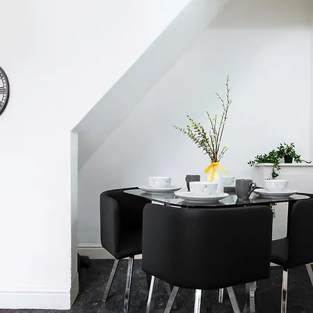 Stylish And Spacious 3-bed House In With Free Wifi By Amazing Spaces Relocations Ltd *