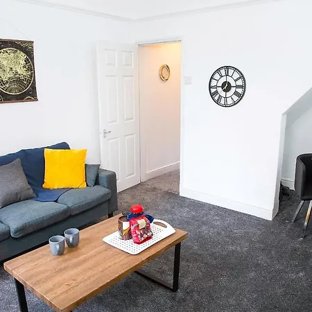Stylish And Spacious 3-bed House In With Free Wifi By Amazing Spaces Relocations Ltd *