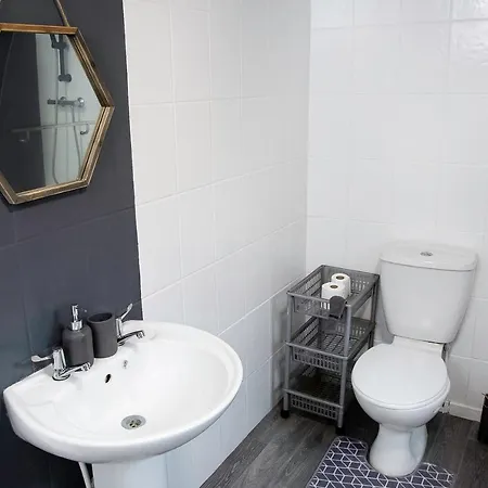Stylish And Spacious 3-bed House In With Free Wifi By Amazing Spaces Relocations Ltd Holiday home