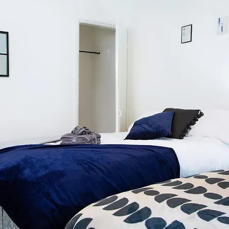 Stylish And Spacious 3-bed House In With Free Wifi By Amazing Spaces Relocations Ltd *