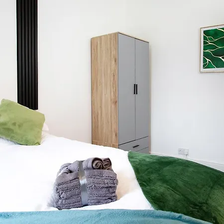 Stylish And Spacious 3-bed House In With Free Wifi By Amazing Spaces Relocations Ltd בית נופש