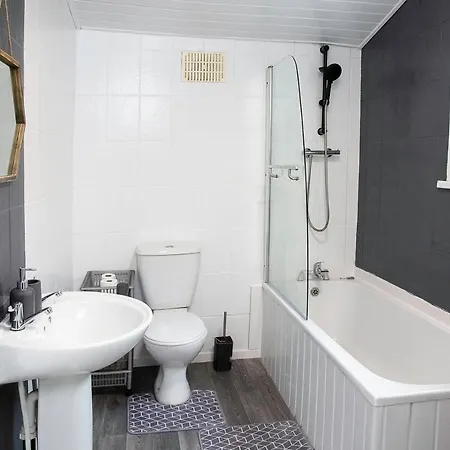 Stylish And Spacious 3-bed House In With Free Wifi By Amazing Spaces Relocations Ltd * בארו אין פרנס
