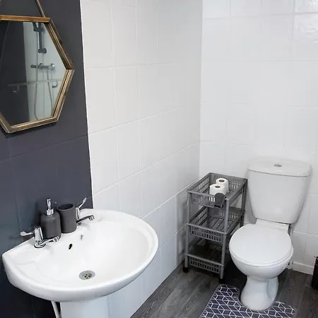 Stylish And Spacious 3-bed House In With Free Wifi By Amazing Spaces Relocations Ltd בית נופש