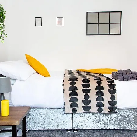 Stylish And Spacious 3-bed House In With Free Wifi By Amazing Spaces Relocations Ltd בארו אין פרנס