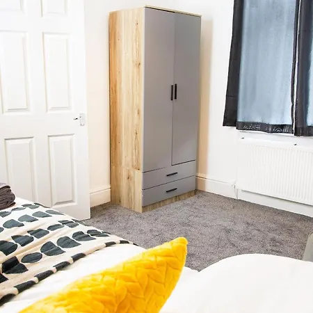 Feriehus Stylish And Spacious 3-bed House In With Free Wifi By Amazing Spaces Relocations Ltd