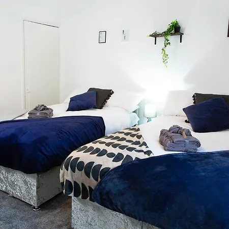 Stylish And Spacious 3-bed House In With Free Wifi By Amazing Spaces Relocations Ltd Feriehus